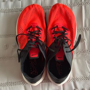 Altra Vanish Carbon Men’s running shoes. Signs of Light wear and tear. Used ONCE